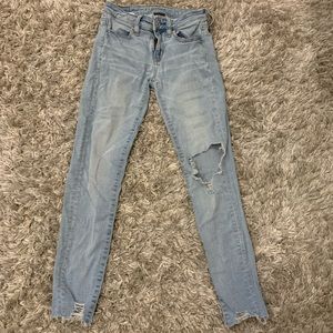 American eagle light wash distressed skinny jeans